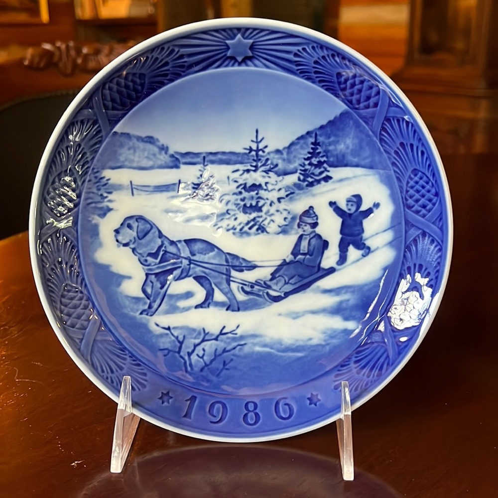 Royal Copenhagen Blue & White Annual Christmas Plate - 1986
